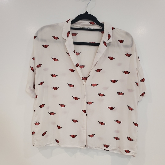 stradivarius Tops - Stradivarius Womens Relaxed Top Lips Size M